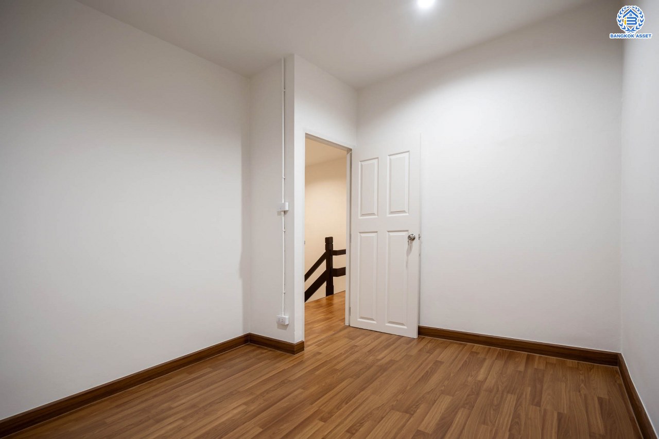 บ้านมือสองตกแต่งใหม่ โครงการ สวนกุหลาบ ติวานนท์-แจ้งวัฒนะ ติดถนนติวานนท์ ใกล้โรงเรียนสวนกุหลาบวิทยาลัย เนื้อที่ 27 ตร.ว. ฟังก์ชัน 3 ห้องนอน 2 ห้องน้ำ จอดรถได้ 1 คัน บนทำเลใกล้จุดขึ้นทางด่วน "ศรีรัช" และรถไฟฟ้าสายสีชมพู "สถานีปากเกร็ด"